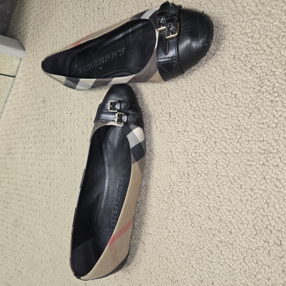 Burberry Women's Black and Tan Flats - Picture 2 of 7